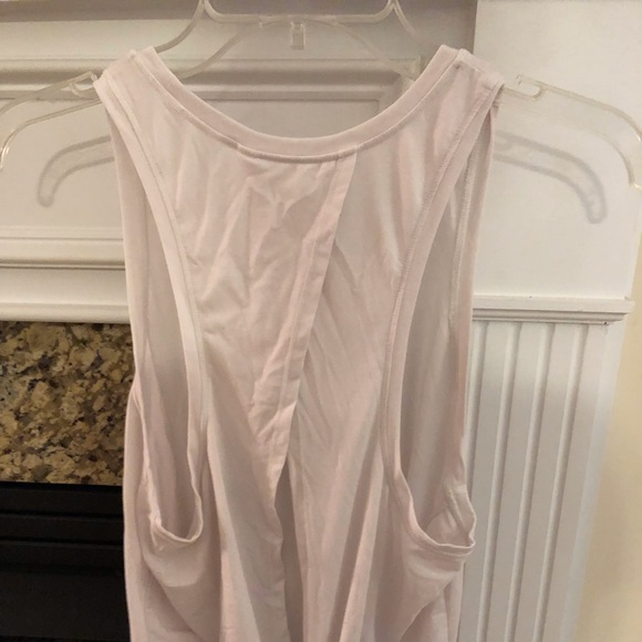 White gap fit workout top - Picture 3 of 4